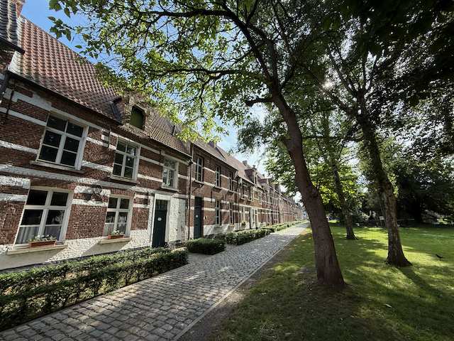 A quiet lane inside the Sint-Alexiusbegijnhof in Dendermonde. These rows of modest brick homes once housed beguines—religious women who lived independently in community. Today, it’s a peaceful place to walk and reflect.