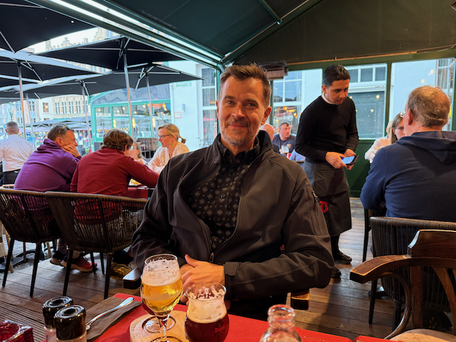 Balin - it took them a bit longer to get here then they expected, as Judy ran back on the train to fetch her guitar, and the train left with her still on it, but without her phone.