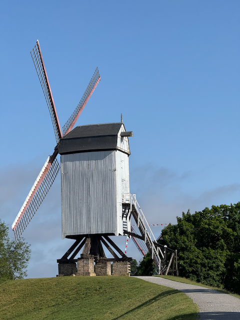 Bruge has a windmill for milling grain.