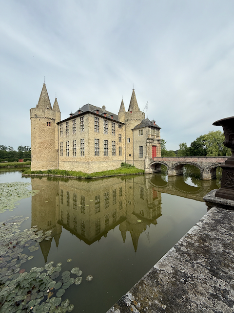 Kasteel van Laarne, just outside Ghent, is one of the best-preserved medieval castles in Belgium. Surrounded by a moat and connected by a stone bridge, it offers a glimpse into the architecture and lifestyle of past centuries.