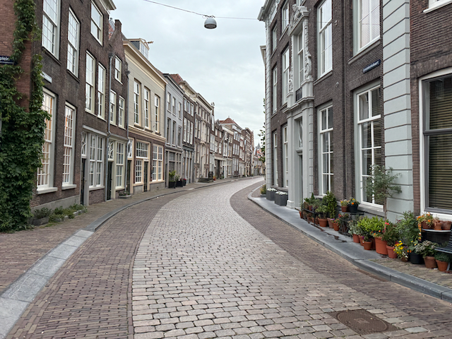 More warehouses in Dordrecht