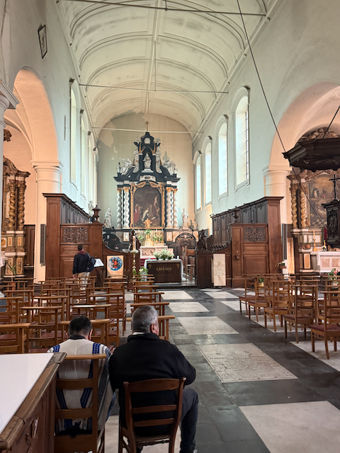 Quiet devotion in the Begijnhof chapel, where single women once lived in a peaceful walled community. Stillness and sunlight fill the space with timeless grace.