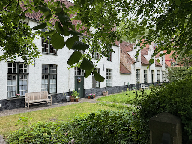 There are so many little scenes here that seem to be taken straight out of Christopher Alexanders A Pattern Language book.