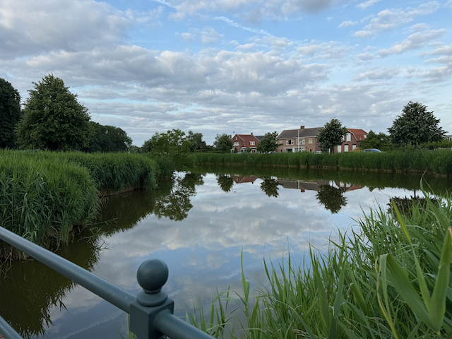 There is a moat around Tholen