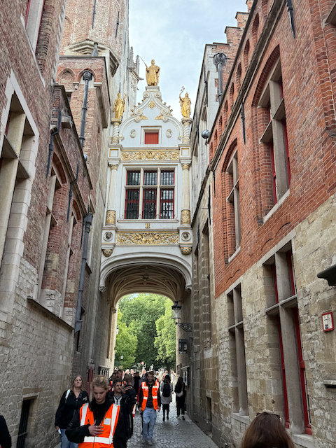Wandering through Blinde Ezelstraat (Blind Donkey) in Bruges—a narrow alley steeped in history, where legends of blindfolded donkeys meet stunning medieval architecture. A hidden gem connecting the city’s past and present